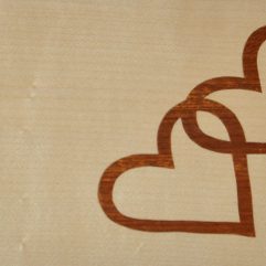 ročno izdelana lesena voščilnica z motivom dveh src