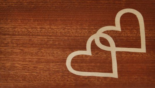 ročno izdelana lesena voščilnica z motivom dveh src