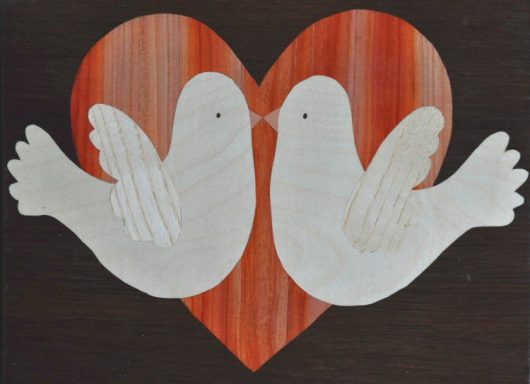 ročno izdelana lesena slika z motivom dveh golobov