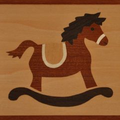 ročno izdelana lesena slika z motivom gugalnega konjička