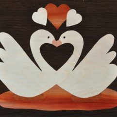 ročno izdelana lesena slika z motivom dveh labodov