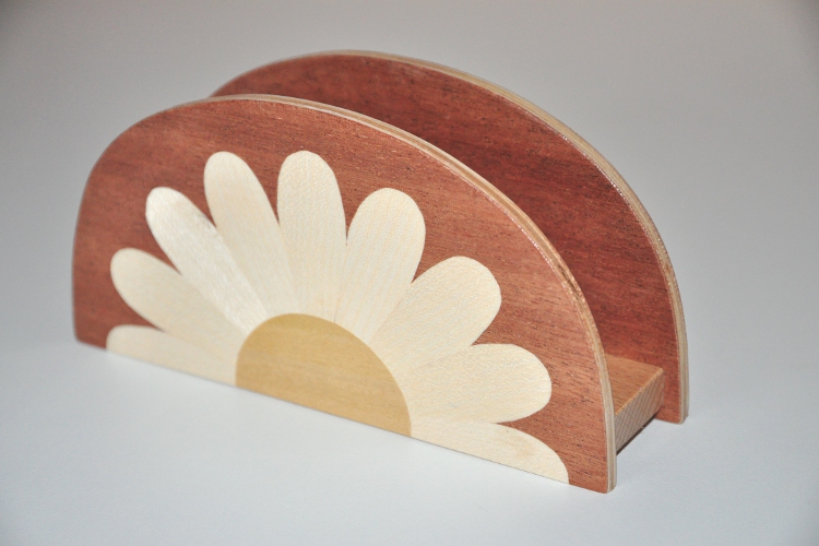 ročno izdelano leseno stojalo za prtičke ali pisma z motivom marjetice