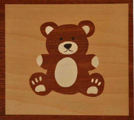 ročno izdelana lesena slika z motivom medveda