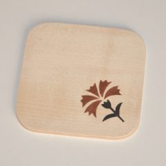 ročno izdelan lesen podstavek za kozarce z motivom naglja