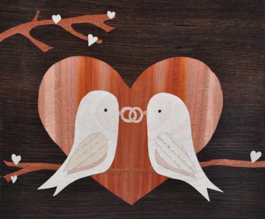 ročno izdelana lesena slika z motivom dveh ptičkov na veji