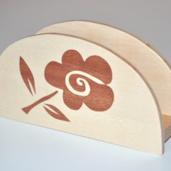 ročno izdelano leseno stojalo za prtičke ali pisma z motivom rdeče rože