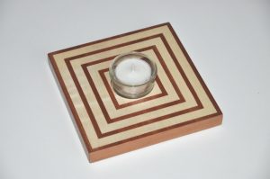 ročno izdelan lesen svečnik z motivom robov