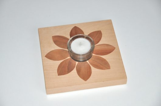 ročno izdelan lesen svečnik z motivom rože
