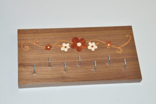ročno izdelan lesen obešalnik za ključe z motivom rož