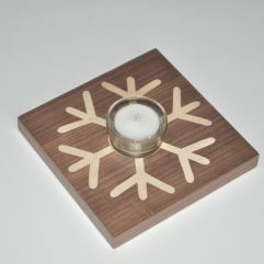 ročno izdelan lesen svečnik z motivom snežinke