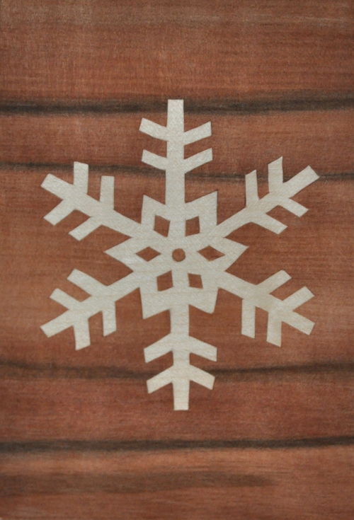 ročno izdelana lesena voščilnica z motivom snežinke
