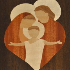 ročno izdelana lesena slika z motivom svete družine