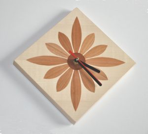ročno izdelana lesena stenska ura z motivom rože