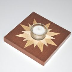 ročno izdelan lesen svečnik z motivom zvezde
