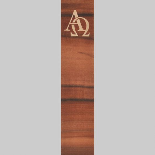 ročno izdelana lesena knjižna kazalka z motivom alfa in omega