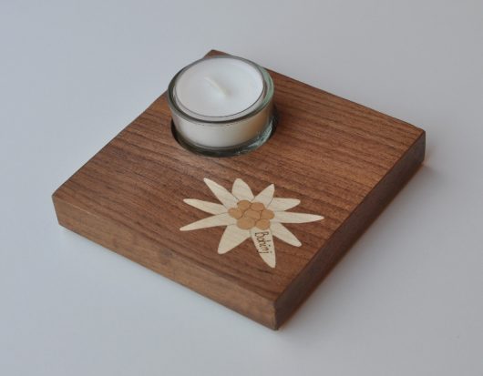 ročno izdelan lesen svečnik z motivom planike