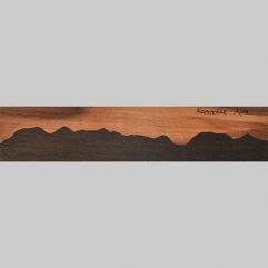 ročno izdelana lesena knjižna kazalka s panoramo Kamniških Alp
