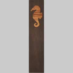 ročno izdelana lesena knjižna kazalka z motivom morskega konjička