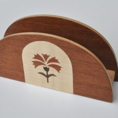 ročno izdelano leseno stojalo za prtičke/pisma z motivom naglja