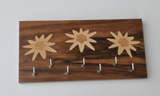 ročno izdelan lesen obešalnik za ključe z motivom planik