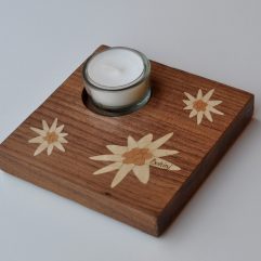 ročno izdelan lesen svečnik z motivom treh planik