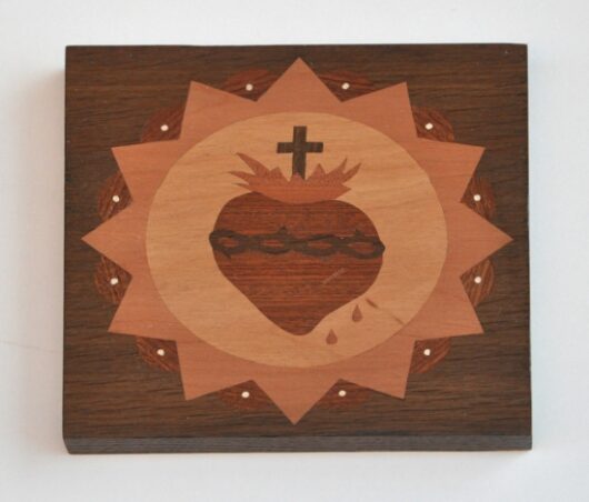 ročno izdelana lesena slika z motivom Jezusovega srca