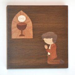 ročno izdelana lesena slika z motivom klečečega dečka