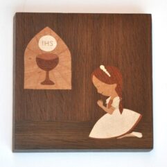 ročno izdelana lesena slika z motivom klečeče deklice