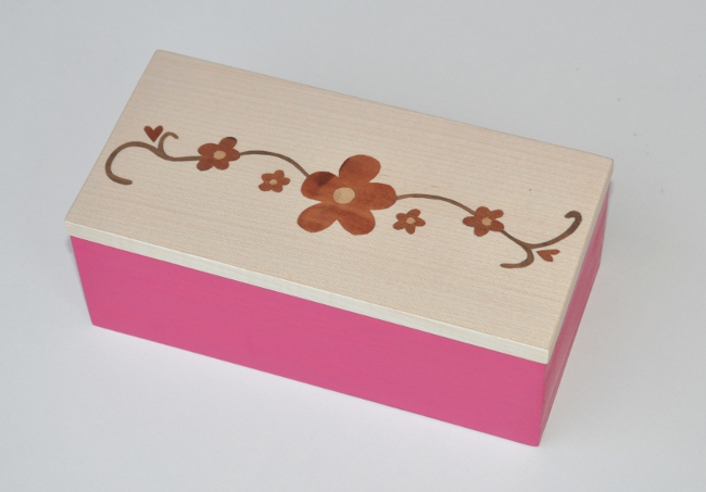 ročno izdelana lesena škatla z otroškim motivom