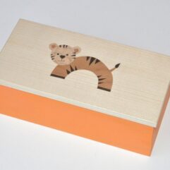 ročno izdelana lesena škatla z otroškim motivom